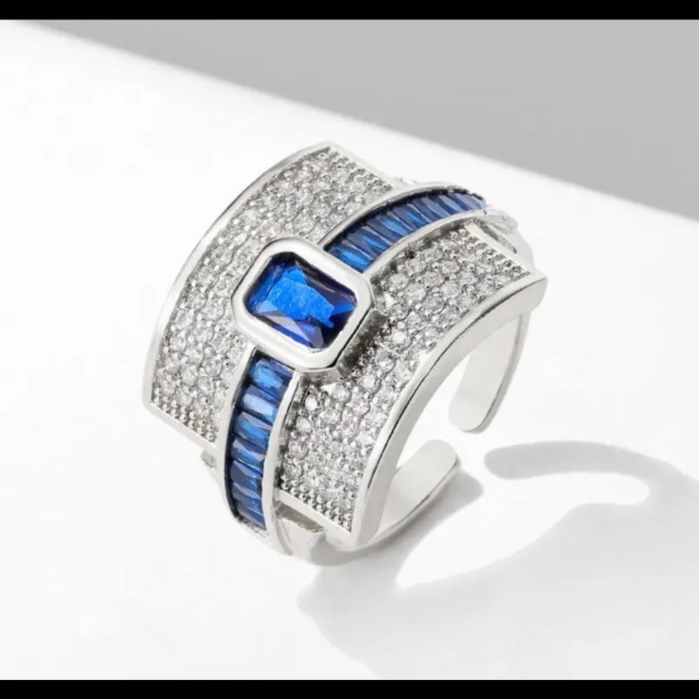 Gorgeous rhodium plated ring with swarovski elements adjustable